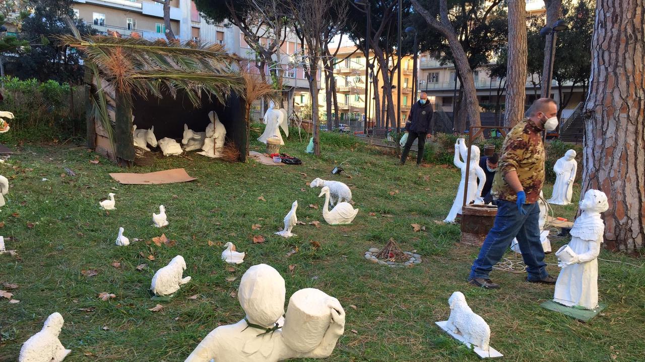 Volontari delle associazioni in piazza Costituzione per la realizzazione dei Presepe