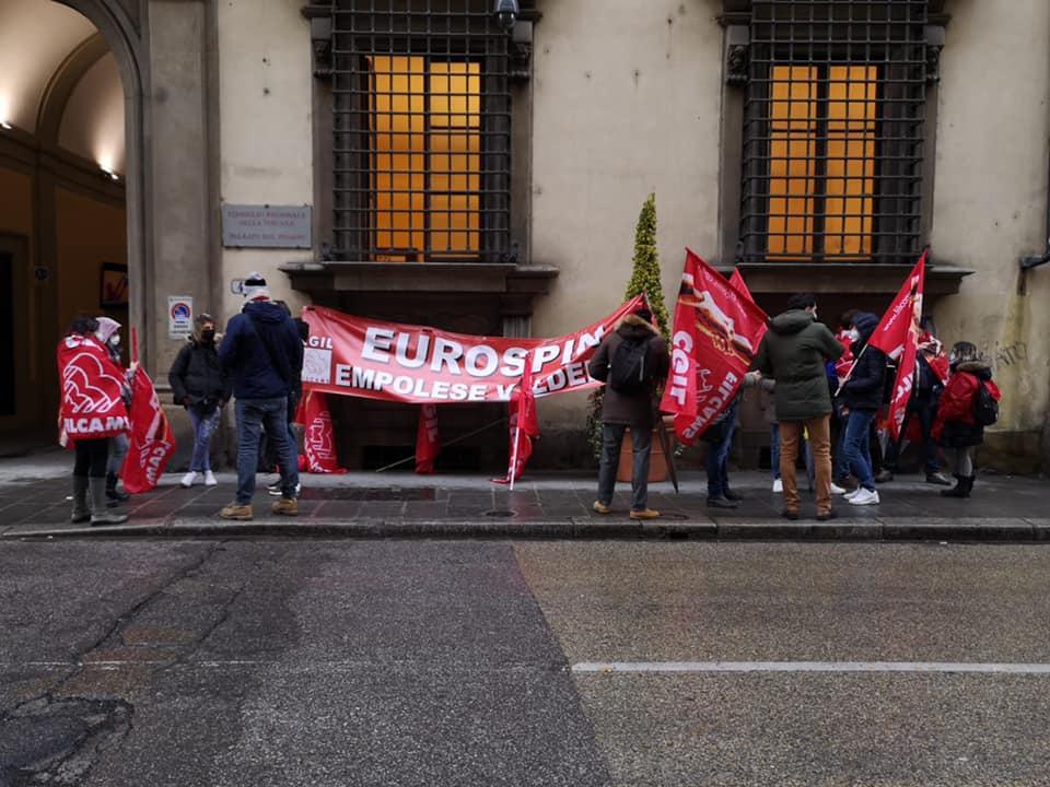 A Firenze il presidio dei lavoratori di Eurospin davanti alla sede del Consiglio regionale