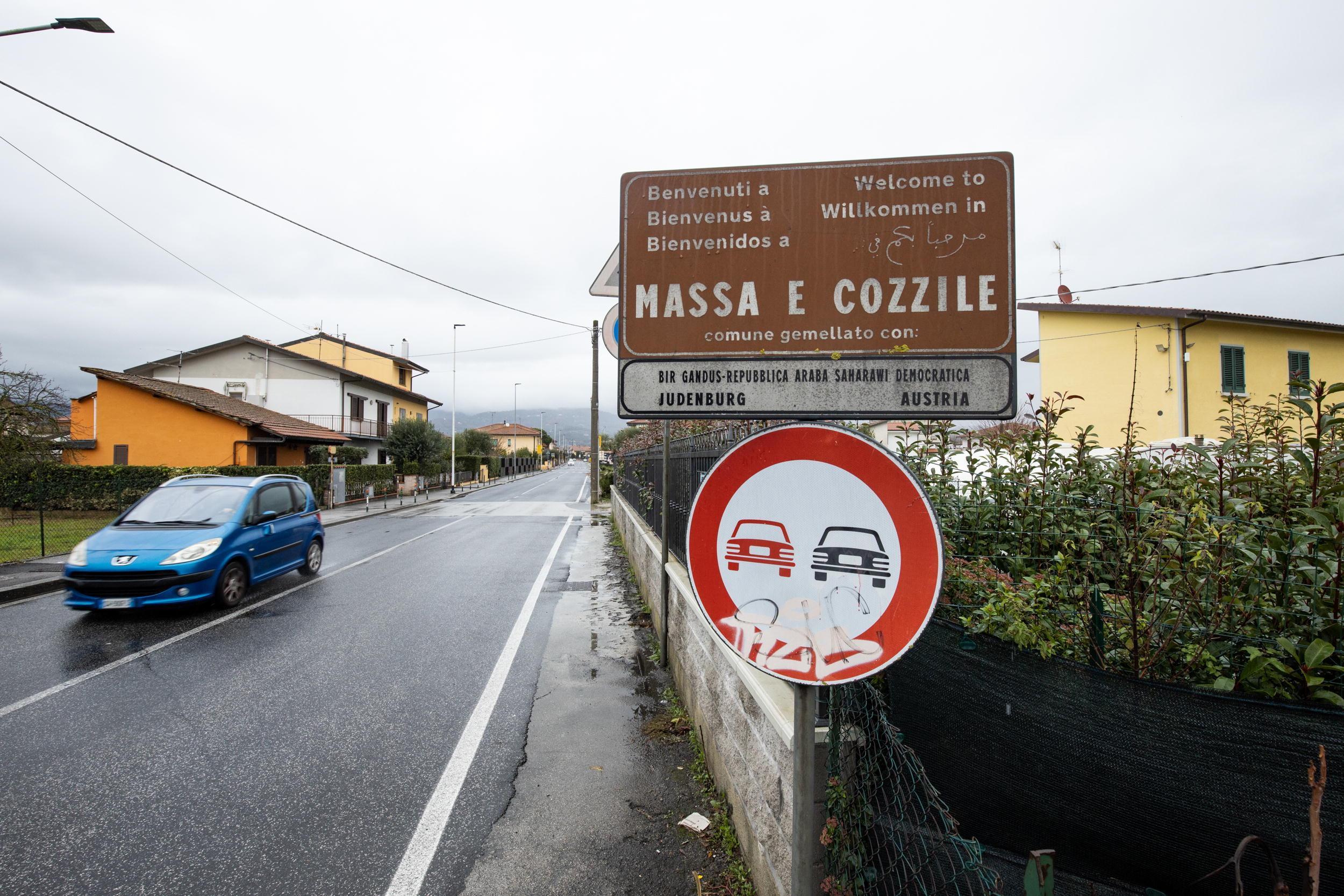 Il cartello che segnala l'ingresso nel comune di Massa e Cozzile (foto Paolo Nucci)