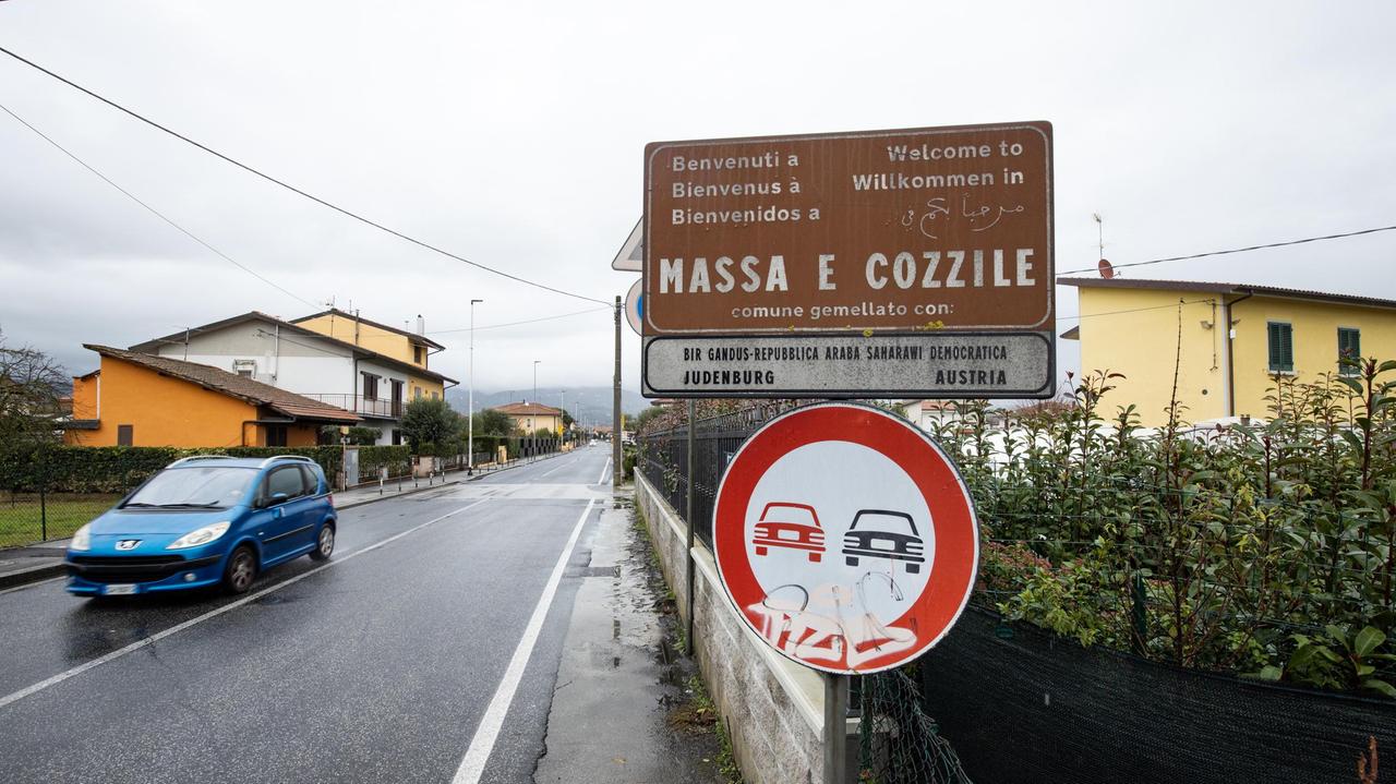 Il cartello che segnala l'ingresso nel comune di Massa e Cozzile (foto Paolo Nucci)
