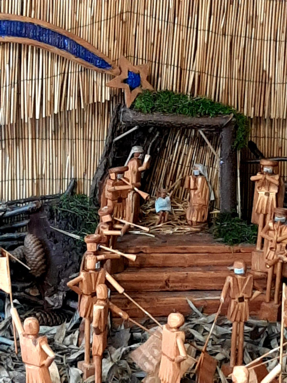 In un presepe di Cerreto Guidi i personaggi  in legno di Fabio Bandini della contrada di Pozzolo portano le mascherine