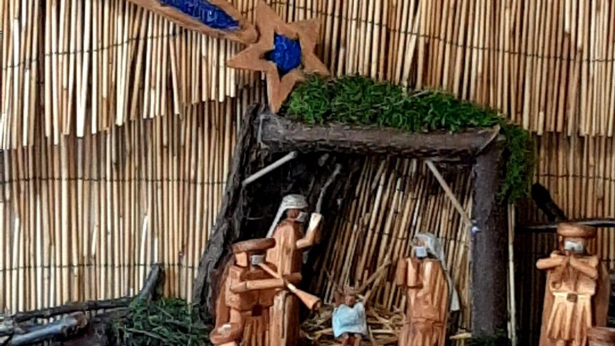 In un presepe di Cerreto Guidi i personaggi in legno di Fabio Bandini della contrada di Pozzolo portano le mascherine