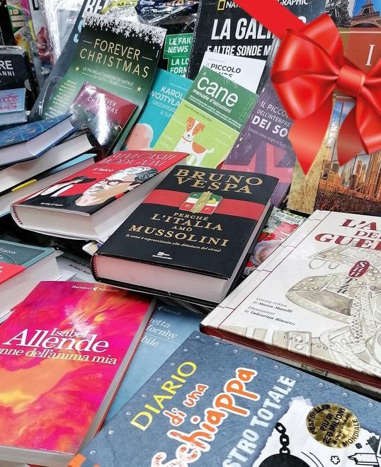 Libri in vetrina nella cartolibreria Fiorentini di Peccioli