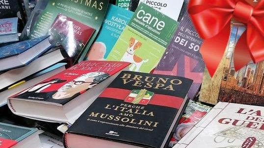 Libri in vetrina nella cartolibreria Fiorentini di Peccioli