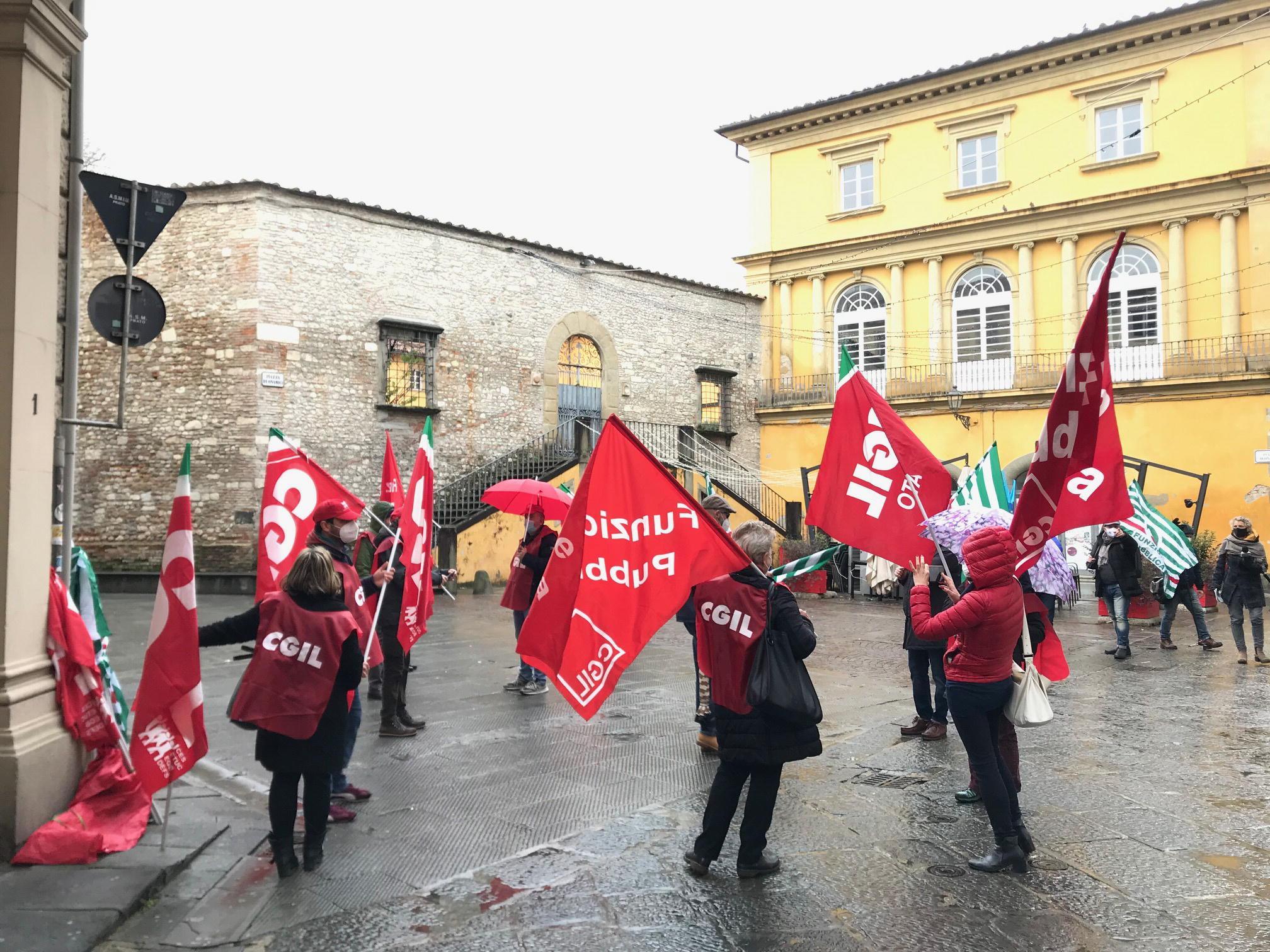 Il presidio in piazza durante lo sciopero del pubblico impiego (foto Batavia)