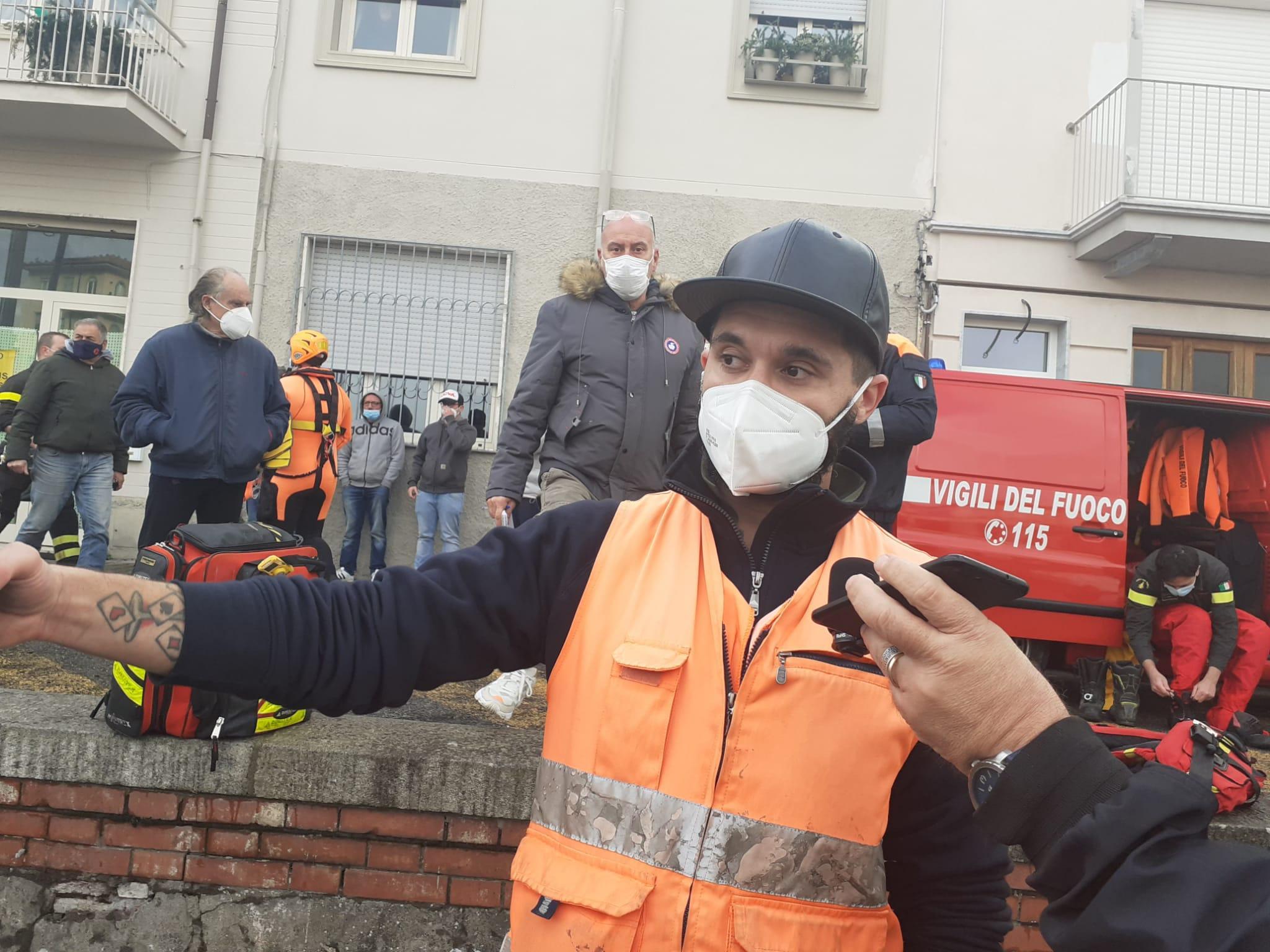 Scivola nel canale dopo il furto, il dipendente della Sea: "L'ho inseguito per recupare il mio marsupio" 