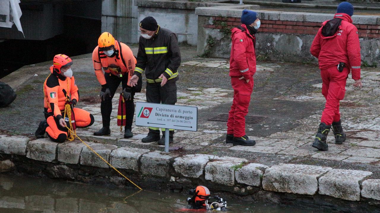 Deruba un dipendente di Sea, cade nel Burlamacca e non riemerge - Video