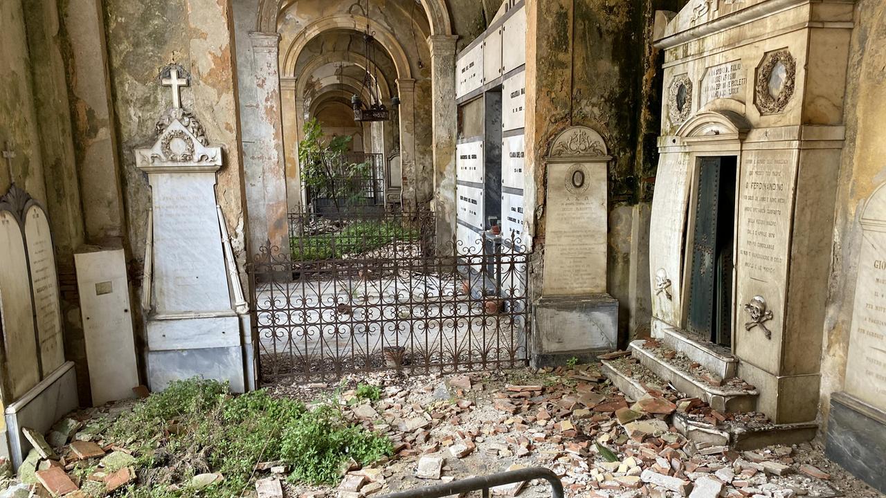 La situazione di degrado all’interno del cimitero comunale di Pontedera