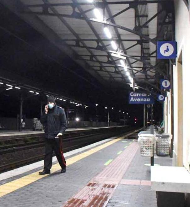 Una lama affilata davanti al volto