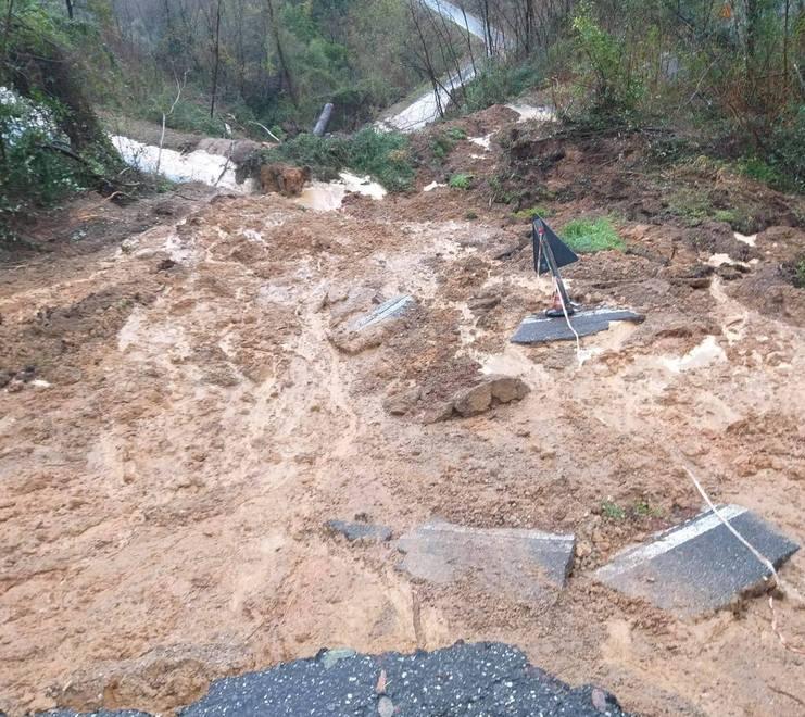 Grossa frana si abbatte sulla strada tra Mutigliano e Pieve Santo Stefano 