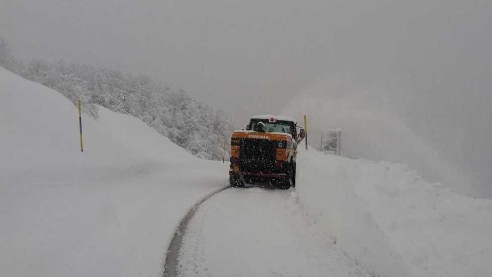 Forti nevicate notturne sui passi appenninici Interviene la Provincia