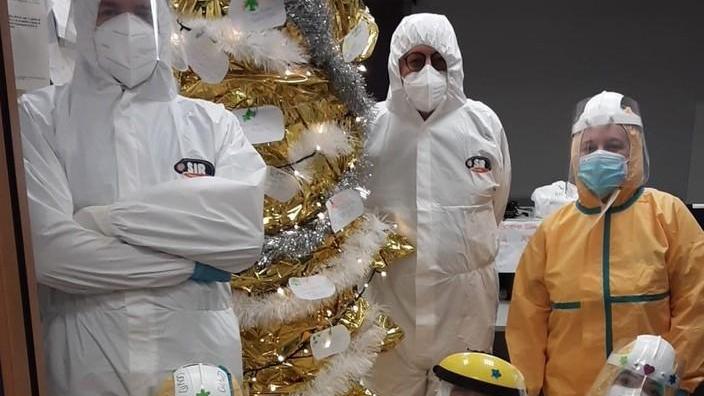 Sull’albero di Natale il grazie dei pazienti che ce l’hanno fatta