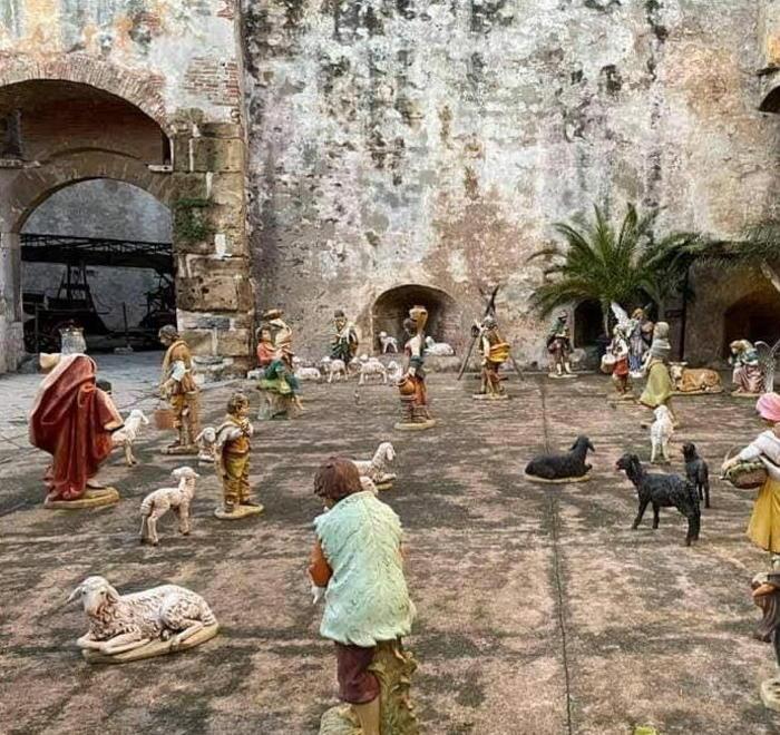 Presepi nei quartieri grazie a cittadini volontari Luminaria accesa, in tanti a passeggio tra le vetrine
