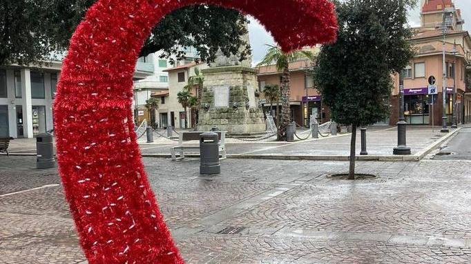 Spezzato il cuore in centro Per ora ne resta solo metà