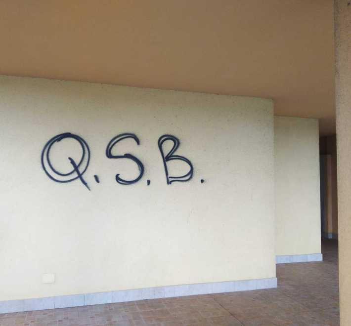 Una sigla misteriosa imbratta muri e panchine 