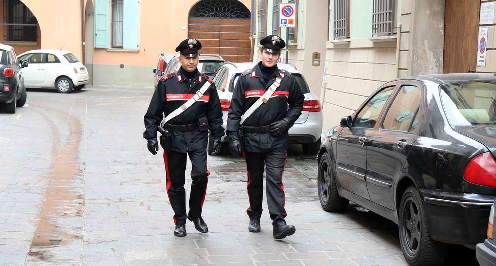 Rapina una donna della borsetta ma due adolescenti lo placcano 