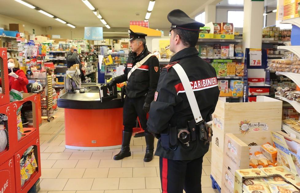Ruba il portafoglio e fa la spesa con la carta fedeltà: denunciata 