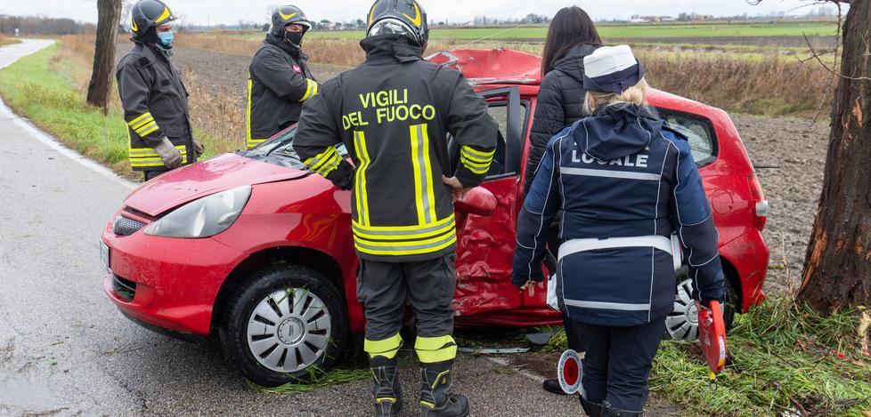 Sbatte con l’auto contro un platano Ferito un 62enne 