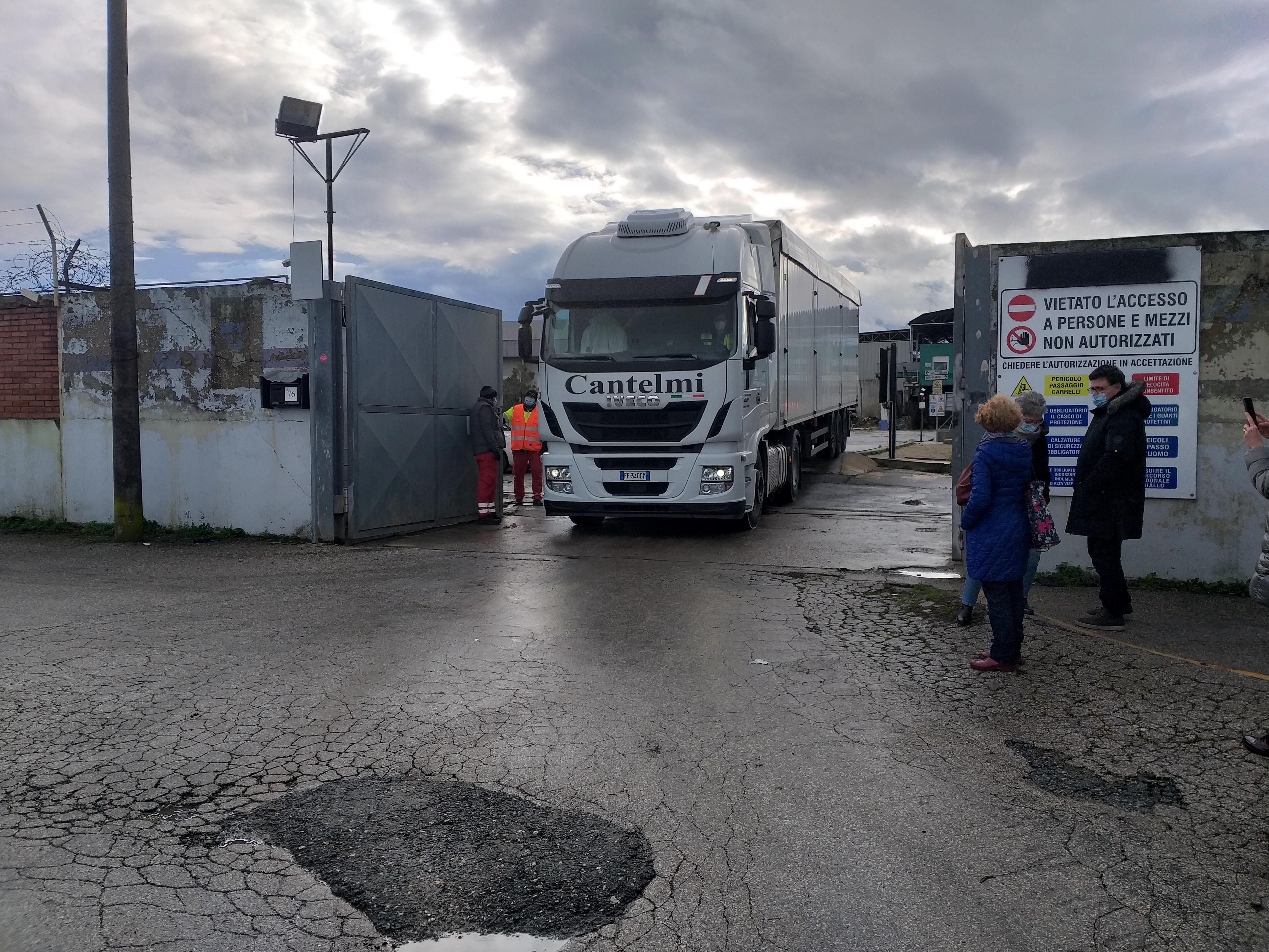 Il Tir caricato di 10 tonnellate di alluminio esce dai cancelli della Lonzi verso le aree di stoccaggio del Consorzio Nazionale Imballaggi Alluminio