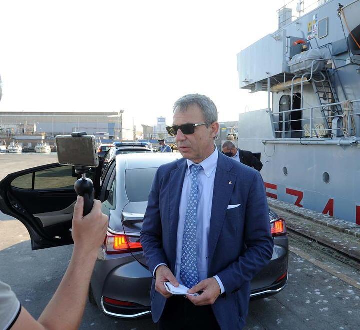 Ecoballe disperse, il ministro Costa chiede aiuto ai pescatori 