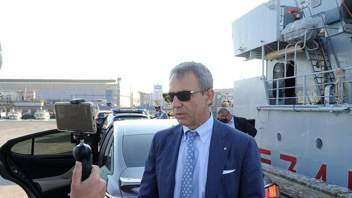 Ecoballe disperse, il ministro Costa chiede aiuto ai pescatori