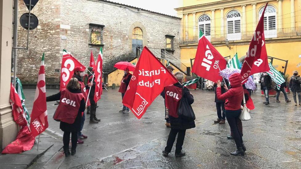 Il presidio dei lavoratori in occasione dello sciopero del pubblico impiego