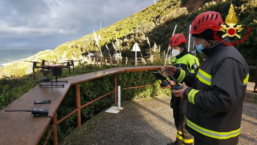 Vigili del fuoco impegnati nelle ricerche con i droni