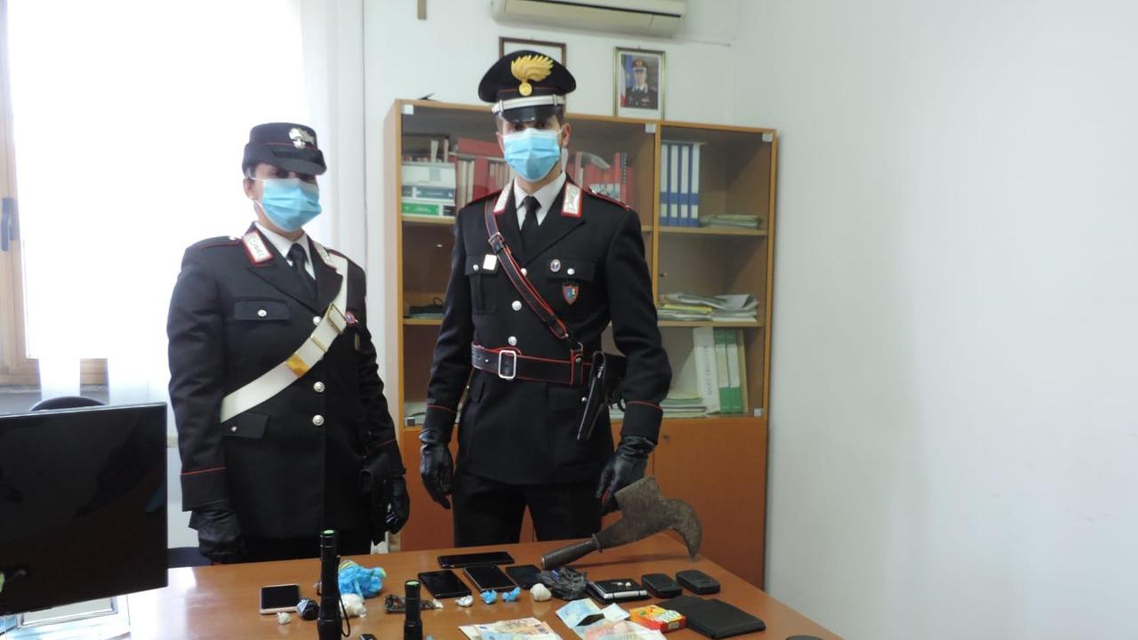 I carabinieri di Monsummano con la droga e l'altro materiale sequestrati