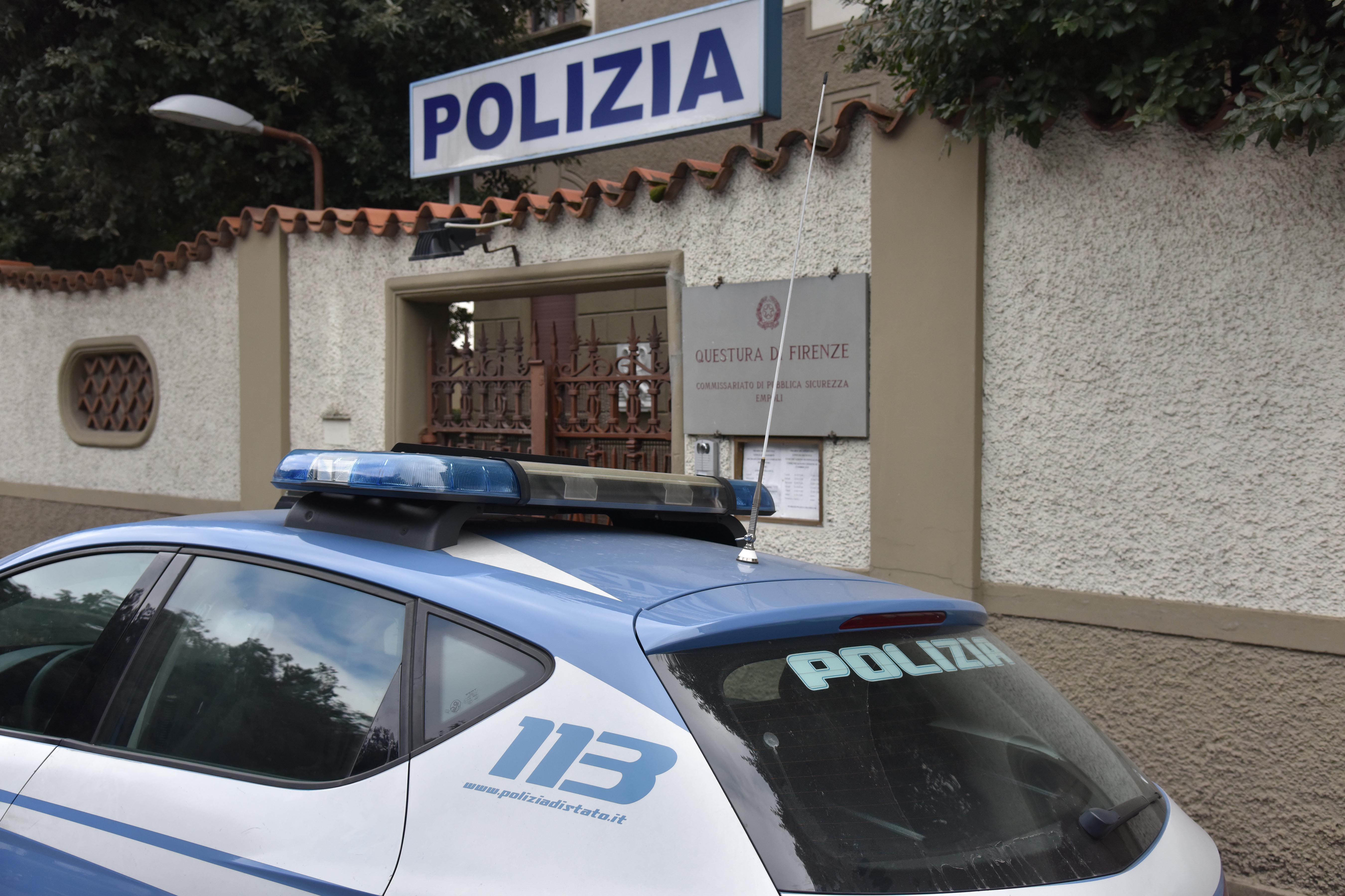 Calci e pugni ai poliziotti: arrestato
