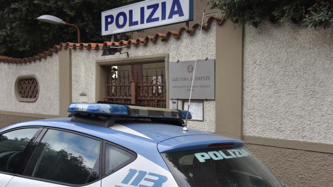 Calci e pugni ai poliziotti: arrestato