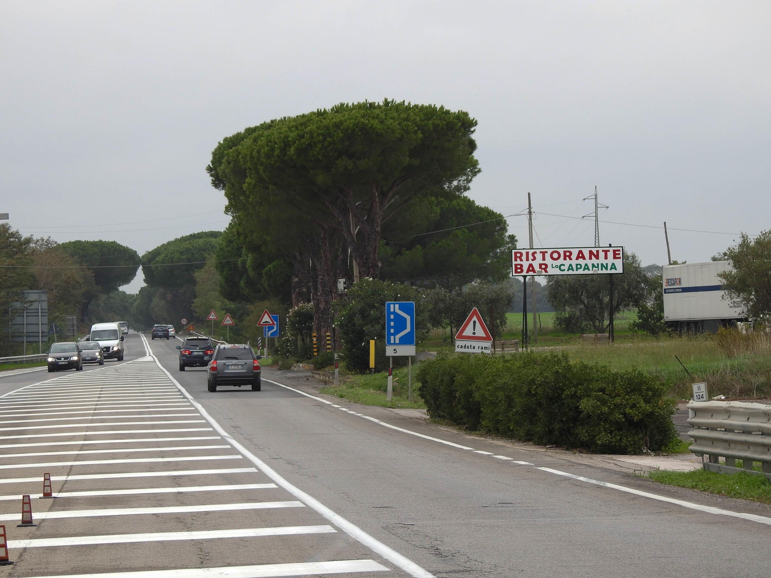 Un tratto della statale Aurelia all'altezza del Chiarone di Capalbio