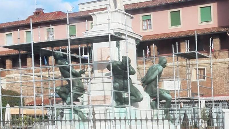 Quattro Mori circondati dalle impalcature, parte il restauro del monumento simbolo