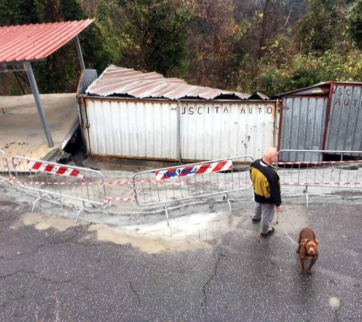 Frana nella via provinciale di Pariana, il paese ora rischia di rimanere isolato 