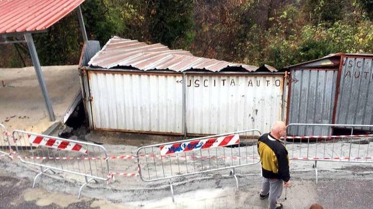 Frana nella via provinciale di Pariana, il paese ora rischia di rimanere isolato