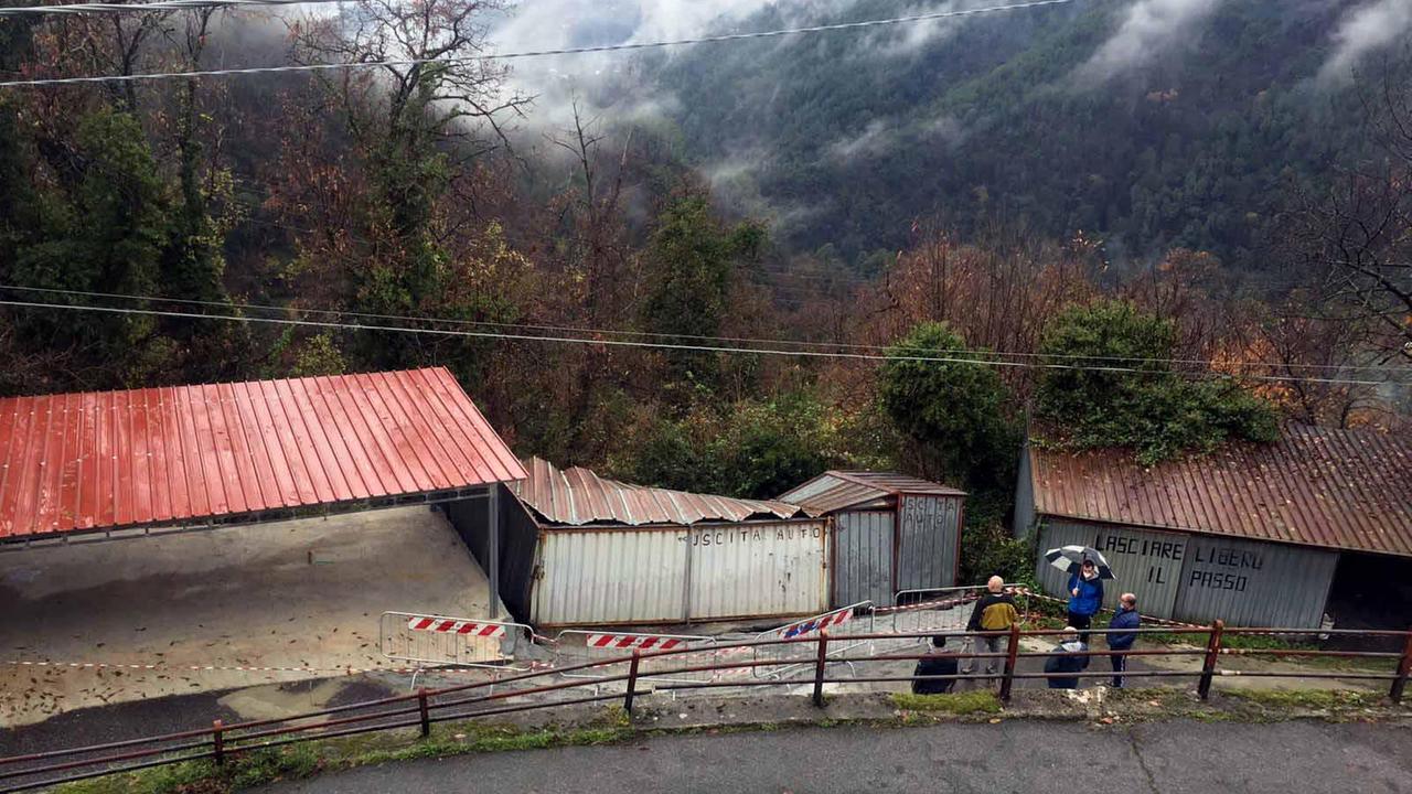 Frana nella via provinciale di Pariana, il paese ora rischia di rimanere isolato