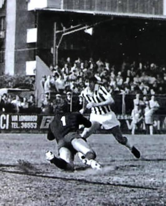 Paolo Rossi al Magona con il portiere Cardinali che prova a fermarlo