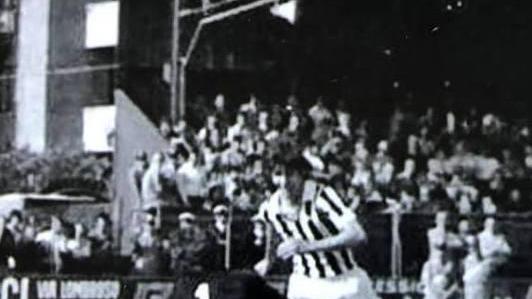 Paolo Rossi al Magona con il portiere Cardinali che prova a fermarlo