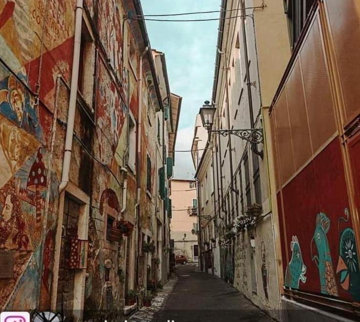 Murales, disegni e vasi: così si riaccende lo storico vicolo San Piero