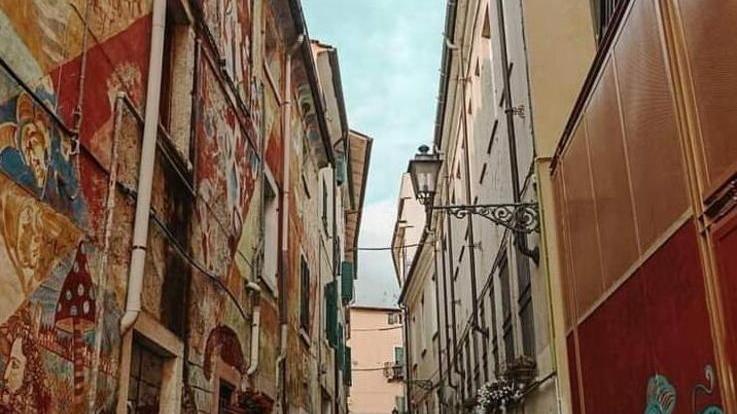 Murales, disegni e vasi: così si riaccende lo storico vicolo San Piero