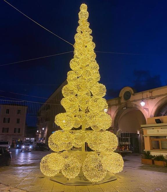Acceso l’albero in piazza