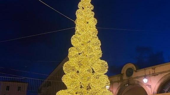 Acceso l’albero in piazza