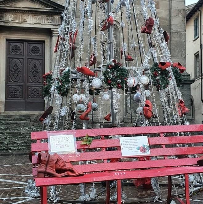 Le scarpette rosse addobbano l’albero 