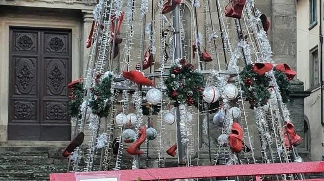 Le scarpette rosse addobbano l’albero