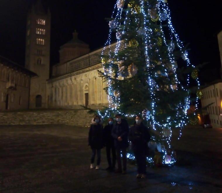 L’albero e la luminaria per augurare buon Natale
