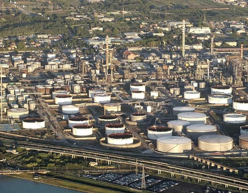 Cattivi odori, paura del benzene Arpat: «Un guasto alla centralina» 