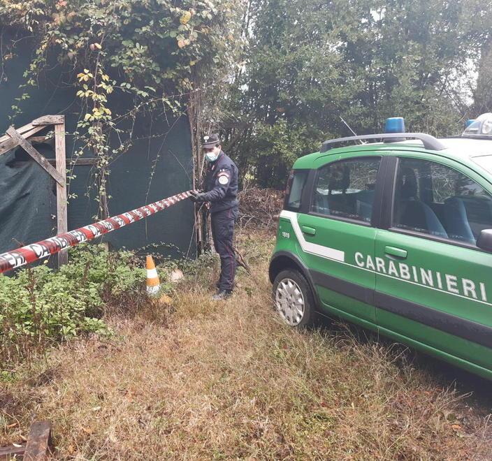 Carcasse di auto, olii esausti e acidi: sequestrata discarica a cielo aperto
