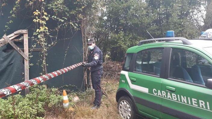 Carcasse di auto, olii esausti e acidi: sequestrata discarica a cielo aperto