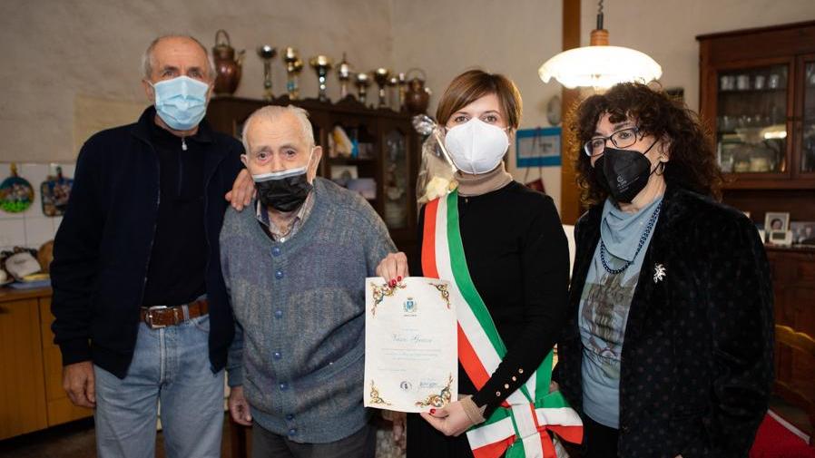 Pergamena e fiori per festeggiare Vasco e il suo secolo di vita