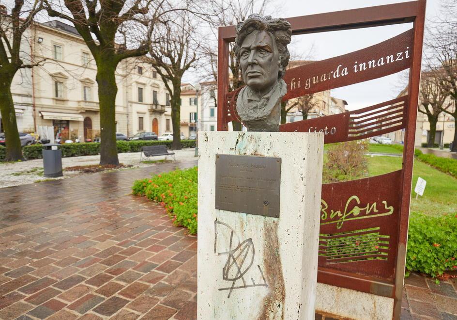 “Busoni” ancora imbrattato