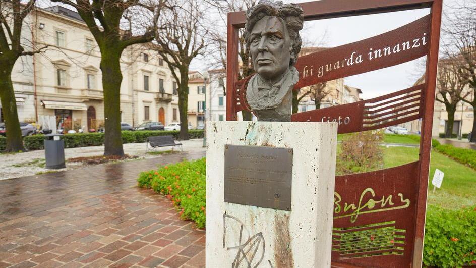 “Busoni” ancora imbrattato